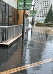 橋本駅北口のペデストリアンデッキにおいて側溝が詰まり大きな水たまりが発生しました。