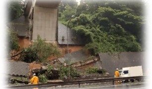 八王子バイパスで土砂災害が発生！