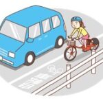 自転車ヘルメットを着用して車道を走る自転車のイメージ画像