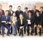 目録贈呈式では“福島民友新聞”から取材があり記事となりました。 重太郎は前列左から二人目です。