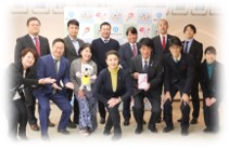 目録贈呈式では“福島民友新聞”から取材があり記事となりました。重太郎は前列左から二人目です。