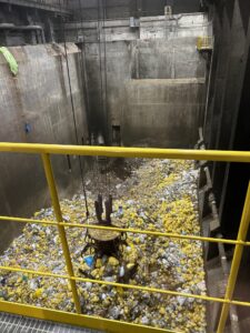 各家庭から回収した燃やせるごみが集められるごみピットの様子です。見学コースからみることができます！