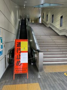 エスカレーター前に設置されていた通行止めの看板です。