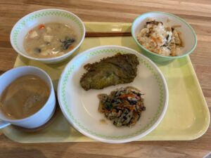 この日のメニューは、山菜ご飯・ホキの新茶揚げ・しそ風味磯香和え・すりごまのみそ汁でした。バランス、栄養ともに満点です！