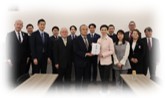 伊澤町長に寄附目録を贈呈しました。