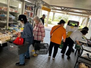 木曽森野第1アパートに到着したダイエーの移動販売。20名ほどのお客様が買い物に来ていました。