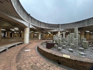 多摩境駅西口の広場。1階は歩行空間。2階部分は車両が入る交通広場になっています。