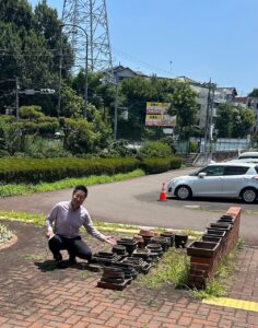 持ち込まれた植木鉢。破砕して道路の舗装に使用されます。