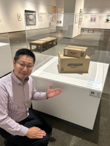 長田奈緒さんのアマゾンの段ボール箱を版画で再現した作品